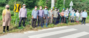 내남면 비지2리 주민들, 추석맞이 도로변 풀베기 환경정화 활동 펼쳐