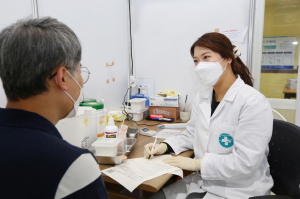 중학생·임신부 이달부터 백신접종 본격 시행