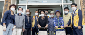 경주화랑라이온스, 황성동 고성마을회관에 보행기 기증