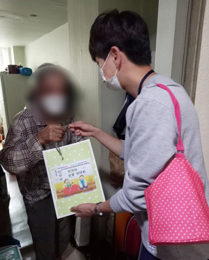참사랑재가노인통합지원센터, 저소득 노인가정에 추석 선물 전달 