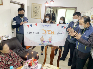 황성동 지역사회보장협의체, 생신 맞이한 어르신의 가정 방문해 축하 
