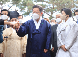 더불어민주당 이재명 ‘경주 표암재’ 찾아 알묘