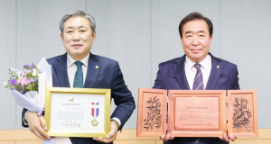 경주시의회 이철우·임활 의원 의정봉사상 수상