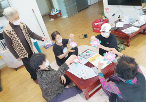 경로당 행복도우미들 어르신들 얼굴에 웃음꽃 피워