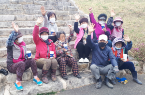 현곡면 가정1리 경로당 꽃 심기와 환경정화활동