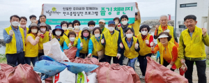 (사)경주시종합자원봉사센터, 친절한 경자씨와 함께 해변가 일대 줍깅챌린지 진행
