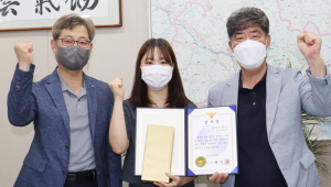 보이스피싱 피해 예방한 2명의 은행원에 감사장