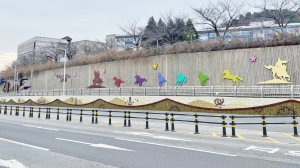 충효로 옹벽 ‘김유신 장군’ 형상화 구조물로 새 단장