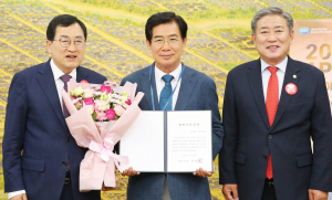 김성조 전 경북문화관광공사 사장에 ‘명예시민증’ 수여