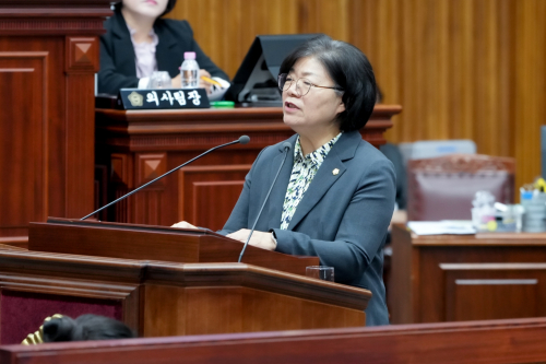 [시정질문] 이강희 의원, “노인시설 사업 적정성, 북경주 인구 유출 지적”