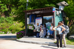 유네스코 양동마을, 관광객은 맨몸으로 버틴다