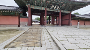 ‘우수 사례’로 불리지만 여전히 불편한 진실