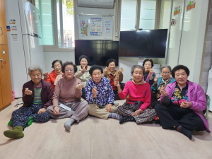 “윷이야! 모야!” 44년 역사 신주공아파트 경로당, 웃음꽃 만발