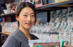 거목산업사 유미경 대표, “화려한 꽃을 피워내는 보이지 않는 힘… 타협 없는 깐깐함으로 빚어낸 착한 흙이 생명의 밑거름이 되다”