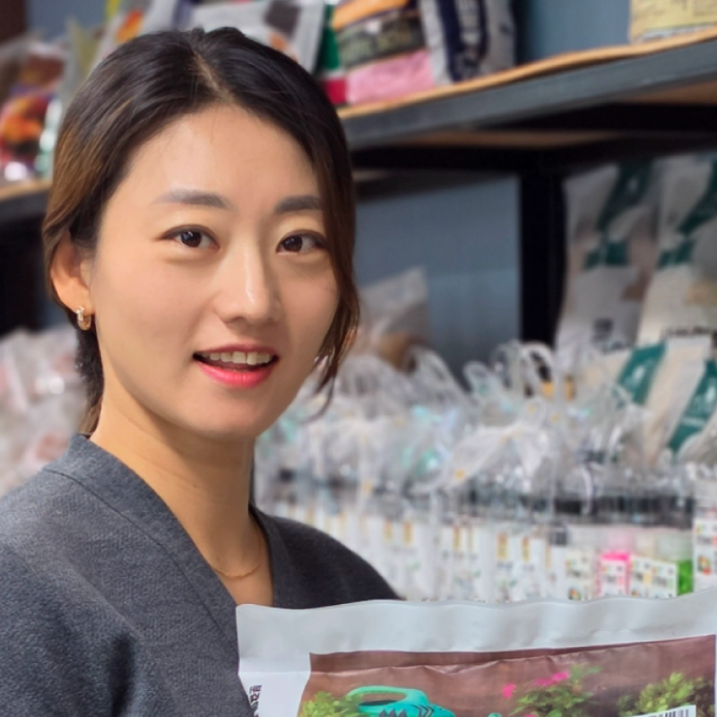 거목산업사 유미경 대표, “화려한 꽃을 피워내는 보이지 않는 힘… 타협 없는 깐깐함으로 빚어낸 착한 흙이 생명의 밑거름이 되다”